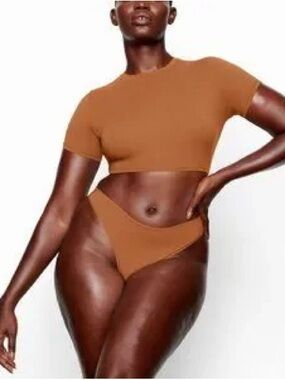 SKIMS FITS EVERYBODY SUPER CROPPED T-SHIRT COPPER XS